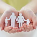Symbole famille au creux des mains full 3